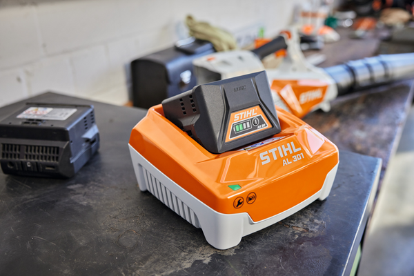 STIHL AL 301 Schnellladegerät